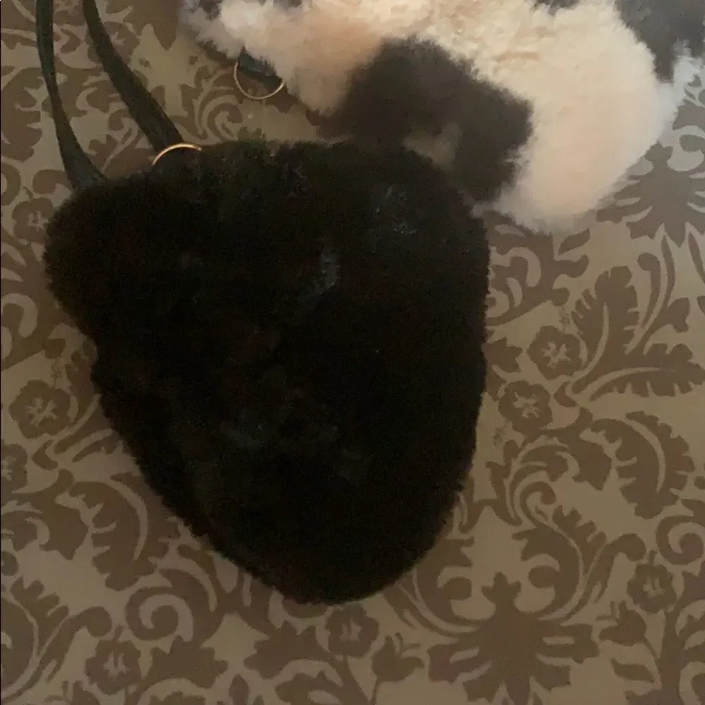Fur wristlet‎
